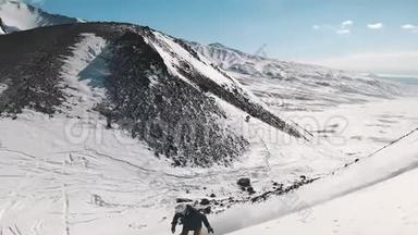 滑雪者在粉状的日子里骑得很快，在堪察加火山的<strong>自</strong>由之旅中<strong>拍摄</strong>框架，<strong>拍摄</strong>于戈普罗英雄8号